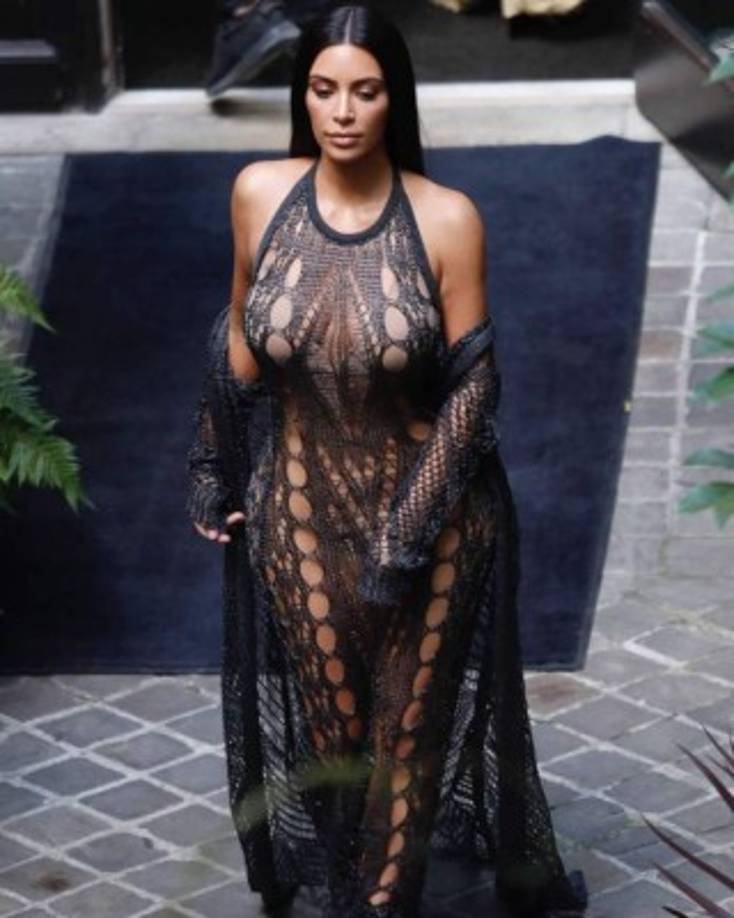 Kim otra vez con una ropa interior hecha exclusivamente para ella.