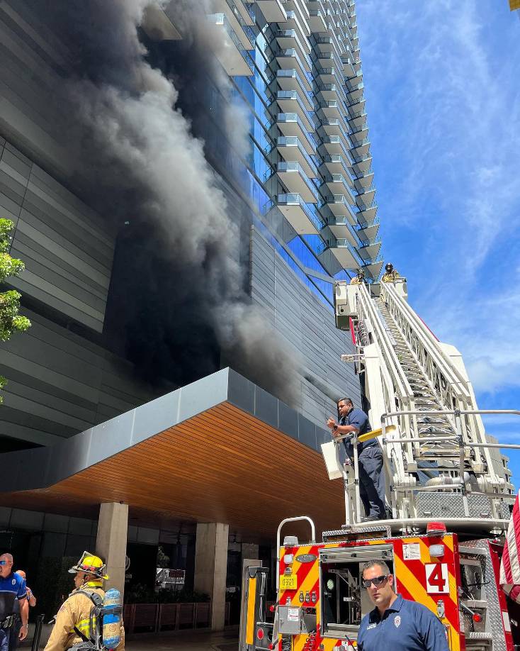 “Varias unidades fueron enviadas para reponder a la columna de humo que salía desde el segundo piso del edificio este del Brickell City Center. La escena aún está activa, así que evite el área. No se reportaron heridos en este momento”, informó la cuenta de Twitter de los bomberos de Florida.