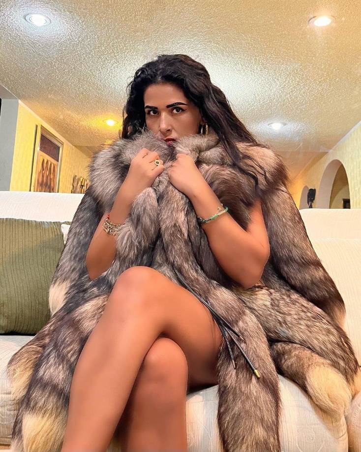 Durante ese mismo medio, la hermosa esposa del excomentarista promociona diferentes marcas, en su mayoría de moda y belleza.