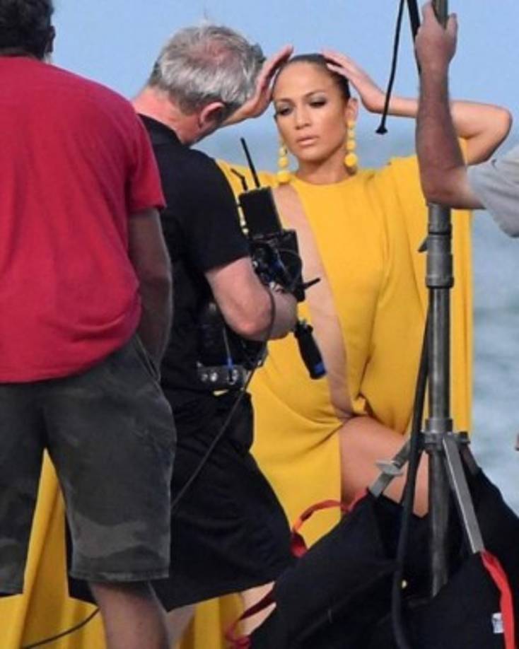 Su atractivo y sensualidad es impresionante. En esta ocasión la intérprete optó por llevar un vestido amarillo tipo túnica con una transparencia en corte diagonal que revelaba que no llevaba ni brasier, ni panties.