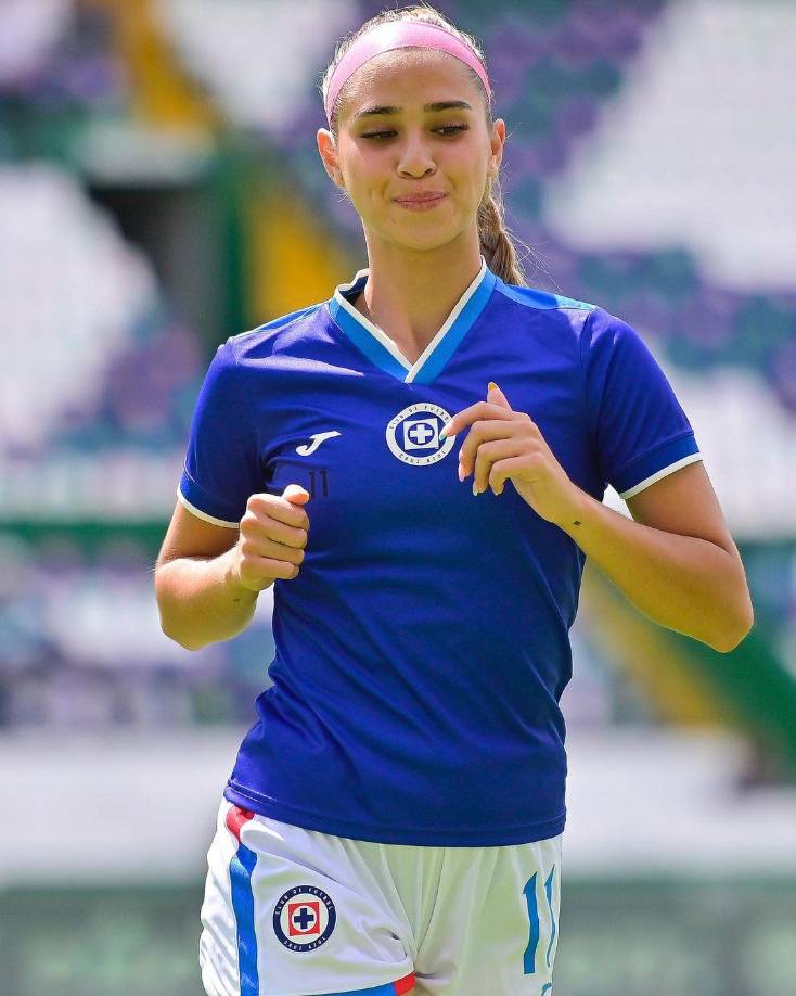La antigua futbolista del Cruz Azul incluso ha recibido en sus redes sociales amenazas de violación y ante la falta de garantías de sus equipos ha llegado al punto de tener que cargar con armas blancas para defenderse.
