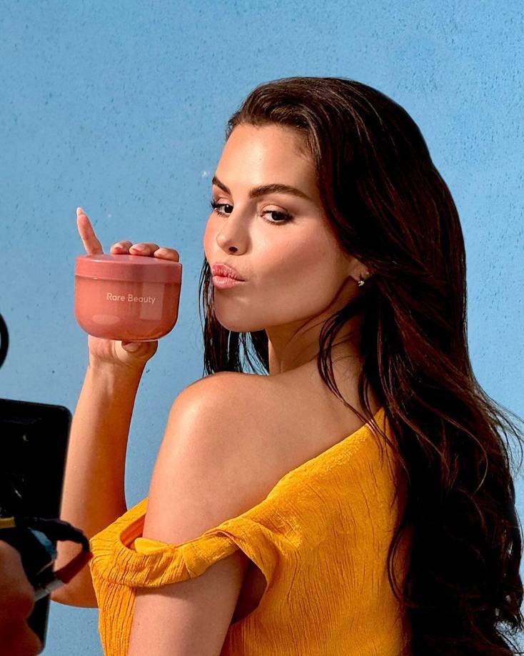 Selena Gómez inició su carrera a los 10 años en el programa Barney &amp; Friends. Se hizo famosa por su papel de Alex Russo en la serie de Disney Channel Los Hechiceros de Waverly Place, donde obtuvo varias nominaciones a los Emmy. También participó en la película Spring Breakers en 2012.