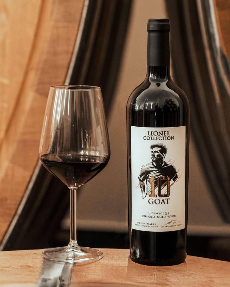 Según los especialistas, este Syrah siciliano es un compañero ideal para una amplia variedad de platos y momentos de convivencia como pasta o una pizza. Su estructura equilibrada combina maravillosamente con los sabores mediterráneos. También combina perfectamente con carnes a la parrilla, como bistecs, salchichas y costillas. Su robustez complementa maravillosamente el sabor ahumado de la parrilla. Se recomienda probar con quesos curados.