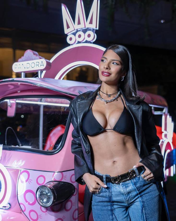 Sin embargo, en sus últimas fotografías luce mucho más deshinibida, por lo que nuevamente se especula que pasó por el quirófano. ¿Realmente se habrá operado los senos para hacerlos aún más grandes?