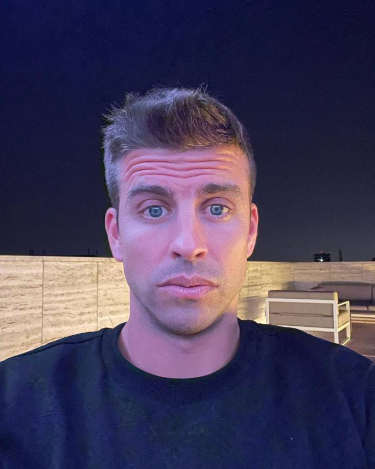 La exestrella de fútbol del Barcelona de 35 años llevó un look deportivo y casual, con una sudadera con capucha Nike color crema y pantalones negros. 