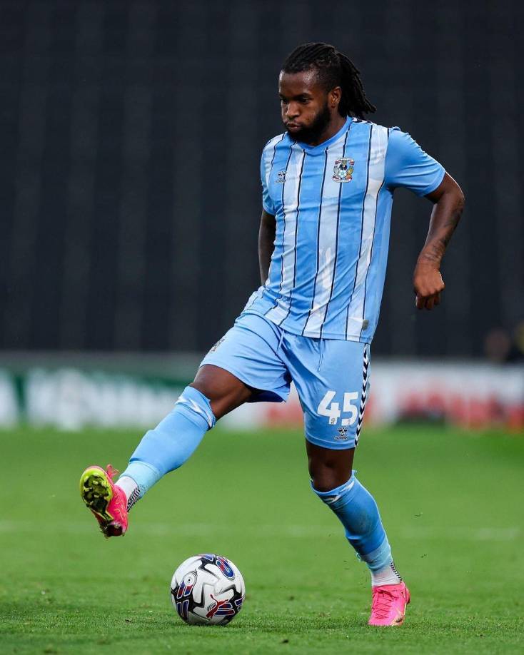 Kasey Palmer, centrocampista del Coventry City de la Championship.