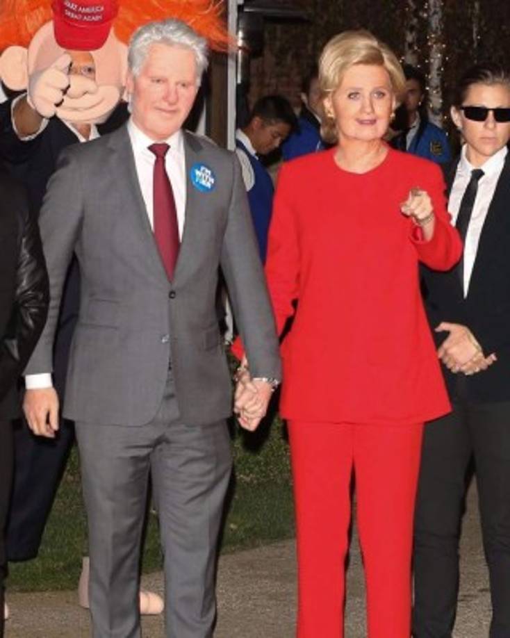 Katy Perry (de rojo) y Orlando Bloom (atrás con peluca roja) se disfrazaron como Hillary y Bill Clinton.