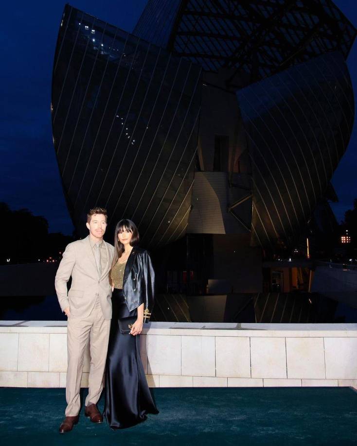 Unos días antes de que él le hiciera la pregunta, Nina le dijo que no se sentía bien. Quería descansar antes de África y no quería salir (en absoluto) hasta que ellos se fueran. Pero esta vez, él se negó a reprogramar la cita. En cambio, decidió hacer algo drástico. Hizo que su publicista le enviara a Nina una invitación falsa para una cena íntima de CFDA/ Vogue con Anna Wintour en el Golden Swan de la ciudad de Nueva York. Nina aceptó. “Hizo que la invitación pareciera tan legítima”, dice Nina, riendo.