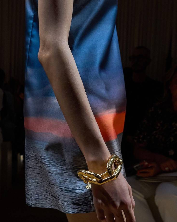 Roberto Cavalli presentó Views From Zancle, la nueva colección Primavera/Verano 2025 en Milán. La colección incluyó looks diseñados por Fausto Puglisi y un homenaje al fundador Roberto Cavalli con piezas de su archivo usadas en la pasarela por top models icónicas.