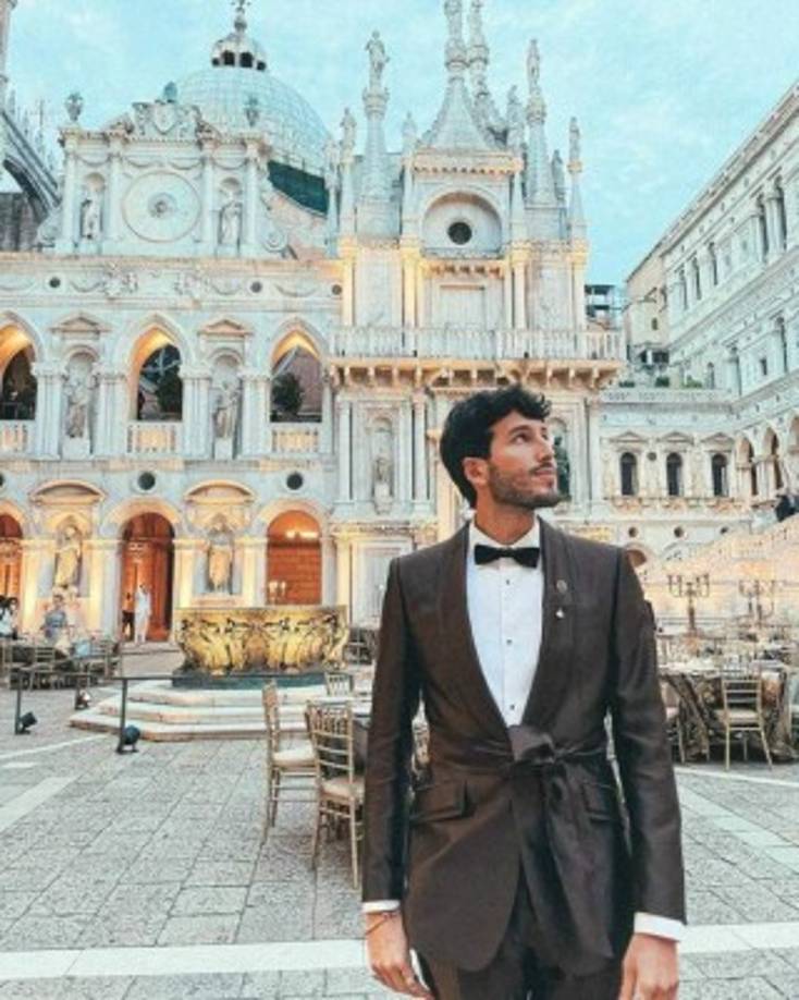 Uno de los invitados fue Sebastián Yatra, vestido todo de blanco con un traje de tres piezas. El cantante estuvo en Venecia todo el fin de semana, ya que durante estos días también se presentaron la Alta Joyería y la Alta Sastrería. 'Me identifico mucho con el estilo de estos diseñadores y estoy feliz de estar viviendo este espectáculo tan maravilloso que conjuga muchas disciplinas artísticas', afirmo a REFORMA el colombiano.