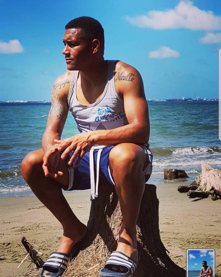 Otro de los pasatiempos de Carlos Will Mejía es visitar la playa ya que es originario del sector de Omoa.