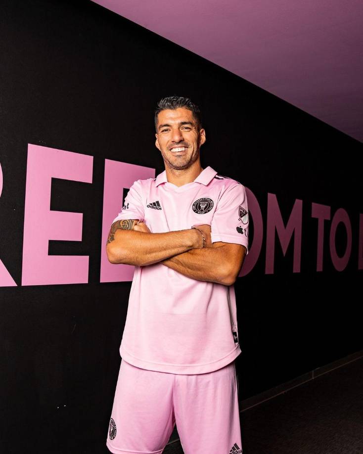 El uruguayo Luis Suárez volverá a jugar con su amigo Lionel Messi en la temporada 2024 de la liga norteamericana (MLS), luego de que el Inter Miami anunció oficialmente este viernes que contrató al atacante de 36 años.