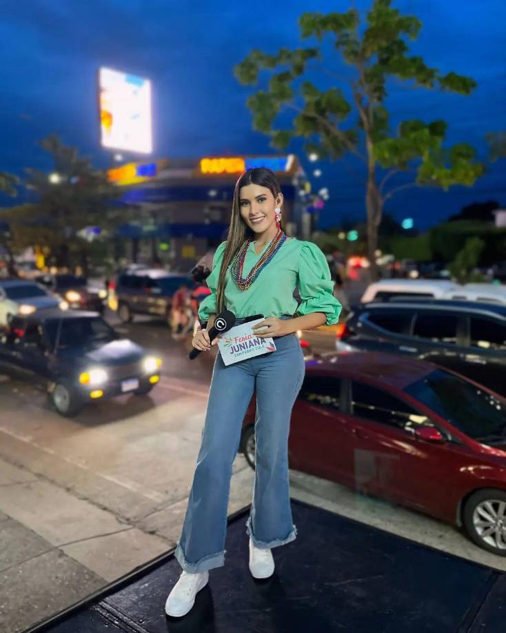 La bella comunicadora deja ver en sus redes sociales que le apasiona su trabajo en televisión y que está muy contenta de poder vivir este sueño que tuvo desde muy joven. En esta fotografía se le puede ver muy feliz durante la transmisión de la feria Juniana de San Pedro Sula. 