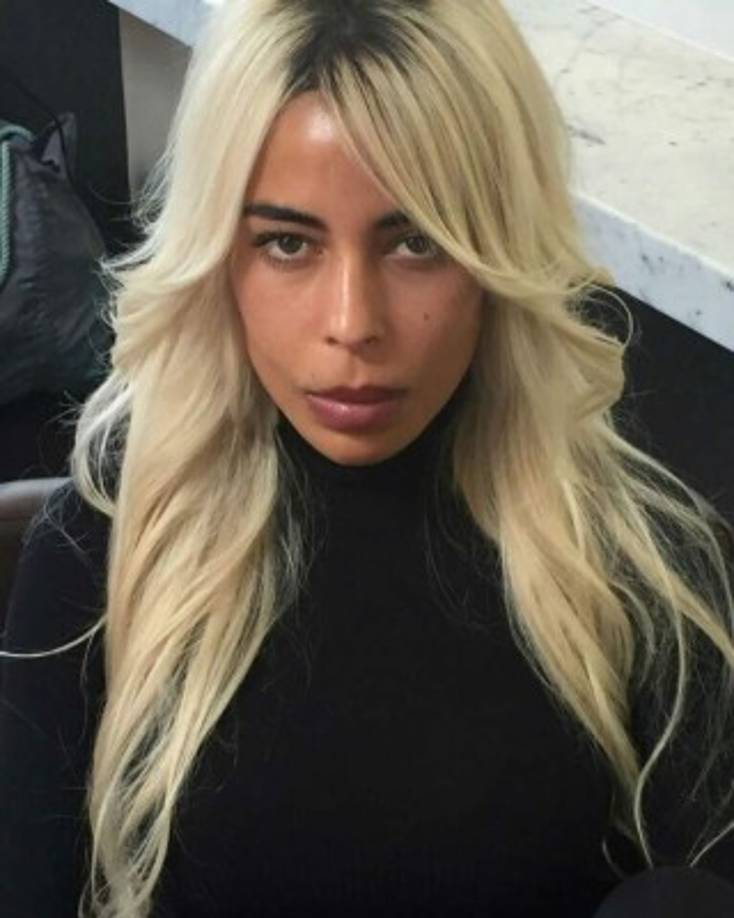 'Su interés por la alta costura nació en la ciudad de la luz, cuando, a los 16 años, participó como becaria en la Paris Fashion Week. Entrenada en el arte del diseño por el Instituto Esmod, también realizó un máster en la Academia de Moda de París, además de un 'training' en Polymoda de Florencia', detalla su página web.