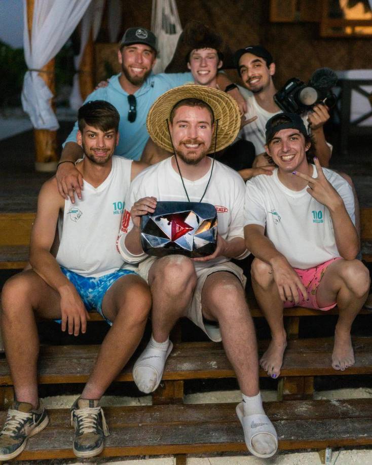 Su contenido varía, pero la mayoría involucra acrobacias masivas y esfuerzos filantrópicos. Y no lo hace solo: tiene un equipo que hace que su canal sea un éxito, a diferencia de cuando empezó.