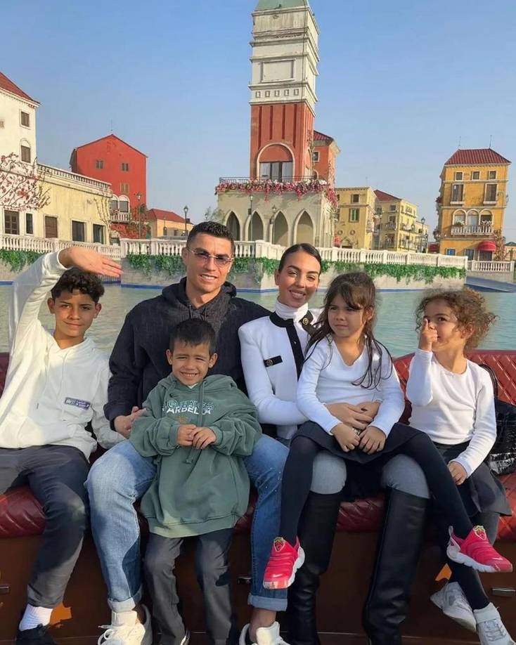 Georgina Rodríguez y Cristiano Ronaldo están muy felices con sus hijos en Arabia Saudita.