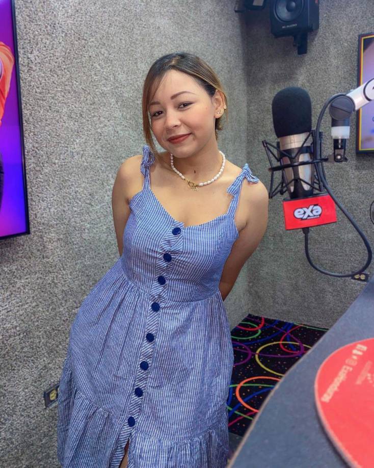 La bella Arely Alegría se desempeña como locutora de Exa FM desde hace un par de años y es reconocida por su carisma y voz inigualable en el programa “El desmorning”. Además, la jovencita sampedrana es licenciada en Comunicaciones y Publicidad 