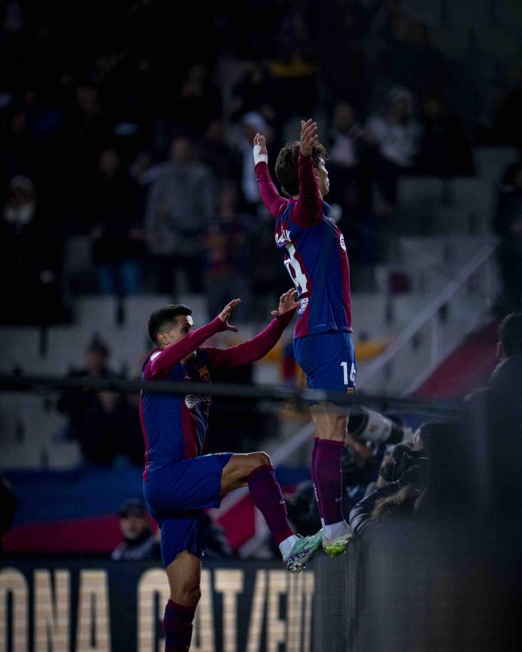 La celebración de Joao Félix, emulando el festejo del madridista Jude Bellingham con los brazos abiertos mirando a la afición.