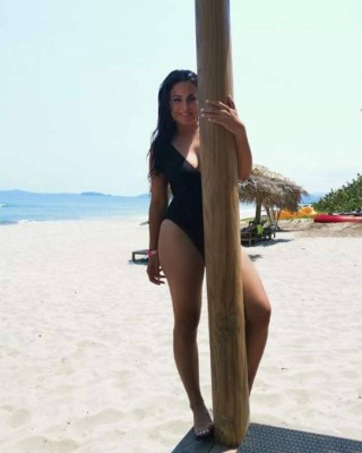 La guapa presentadora de canal 11 Samantha Velásquez visitó las playas de Tela, Honduras.