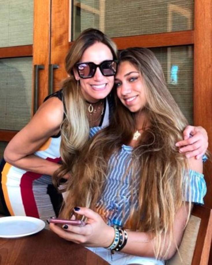 Sus tíos y sus compañeros de trabajo no eran los únicos familiares que sabían de que algo malo sucedía. “Yo sabía que algo pasaba hace como un año y medio [antes], cuando mi mamá estaba viajando, tenía 14 años y mi papá me dejó sola. Me dijo que iba a salir con unos amigos que yo no conocía”, recordó Lina, la hija de Lili, quien también participó en el programa.