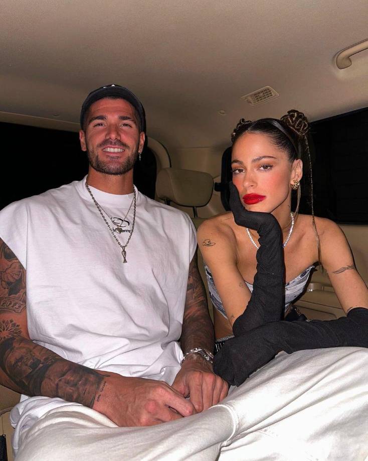 Cabe mencionar que su romance con Rodrigo de Paul fue un escándalo, en especial, en Argentina. Muchos medios afirmaron que Rodrigo dañó la imagen de Stoessel, ya que el integrante de la Selección Argentina era casado y con dos hijos. Su ex esposa, Cami Homs, le echó más leña al caso porque siempre señaló a Tini como la causante de su ruptura matrimonial.