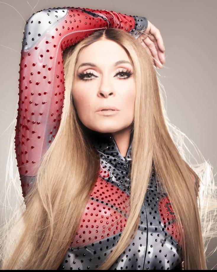 Una de las cantantes más icónicas de México anunció su retiro durante una entrevista que concedió al comunicador Mariano para su canal de YouTube “Corazón abierto”. Hablamos de Yuri, quien entre lágrimas y visiblemente afectada, reveló que el tour “Icónica” sería muy probablemente el último de su carrera.