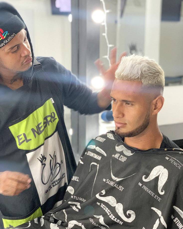 “Cuando Alex López y Romell Quioto están en Honduras se convierten en mis clientes principales, ellos se cortan el pelo cada seis días, todos ellos son muy tranquilos y me permiten hacer mi trabajo”, cuenta Mario.