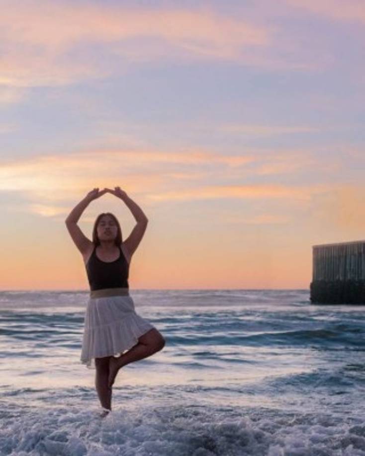 W Magazine explica que fue el director de 'Roma', Alfonso Cuarón, quien decidió fotografiar a Yalitza Aparicio en Tijuana, en la frontera entre México y los Estados Unidos, durante el cierre del gobierno federal, mientras que el presidente Trump intentaba convencer a los estadounidenses de que necesitan construir más muros.