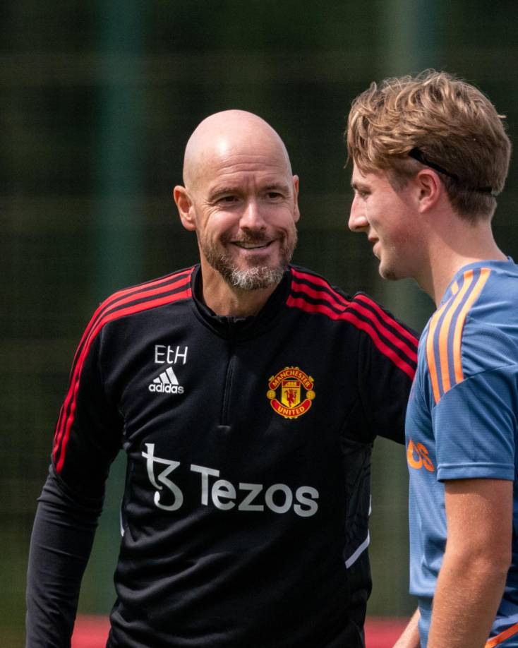 Ten Hag se ocupa de cada pequeño detalle. Según The Sun, una de sus peticiones tras firmar contrato con los Red Devils fue que el club nombrara un nuevo chef, ya que el holandés le da mucha importancia a la nutrición de los jugadores.