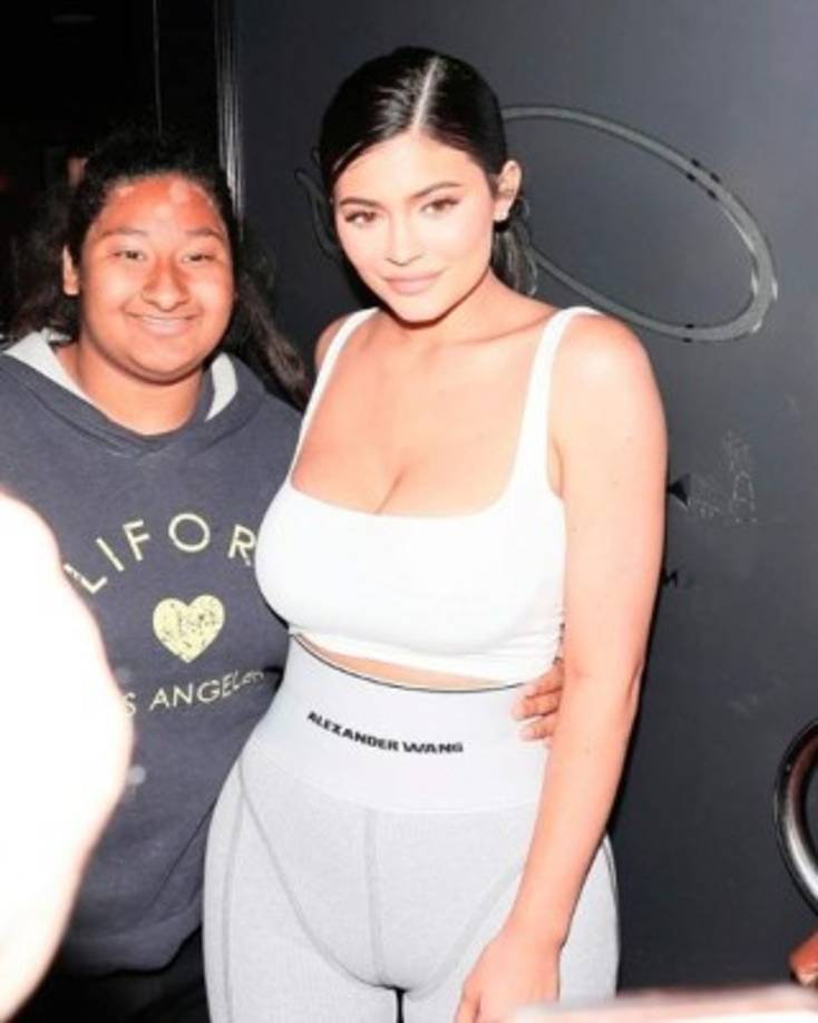 En esta foto posando junto a Kylie Jenner.
