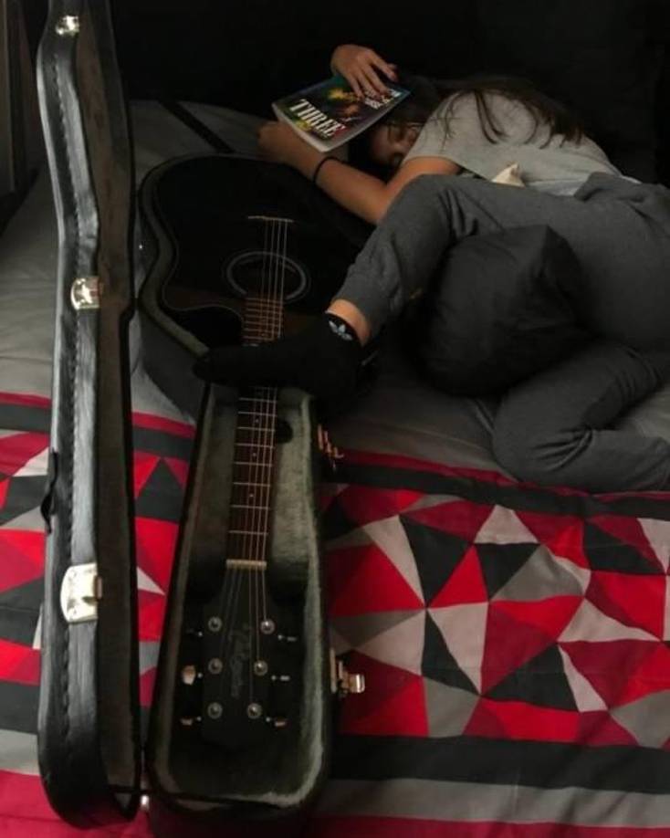 Se rumora que en total fueron tres individuos quienes ingresaron al agua, y uno de ellos no regresó a la orilla. Poco tiempo después, los equipos de rescate encontraron a la joven sin vida. 