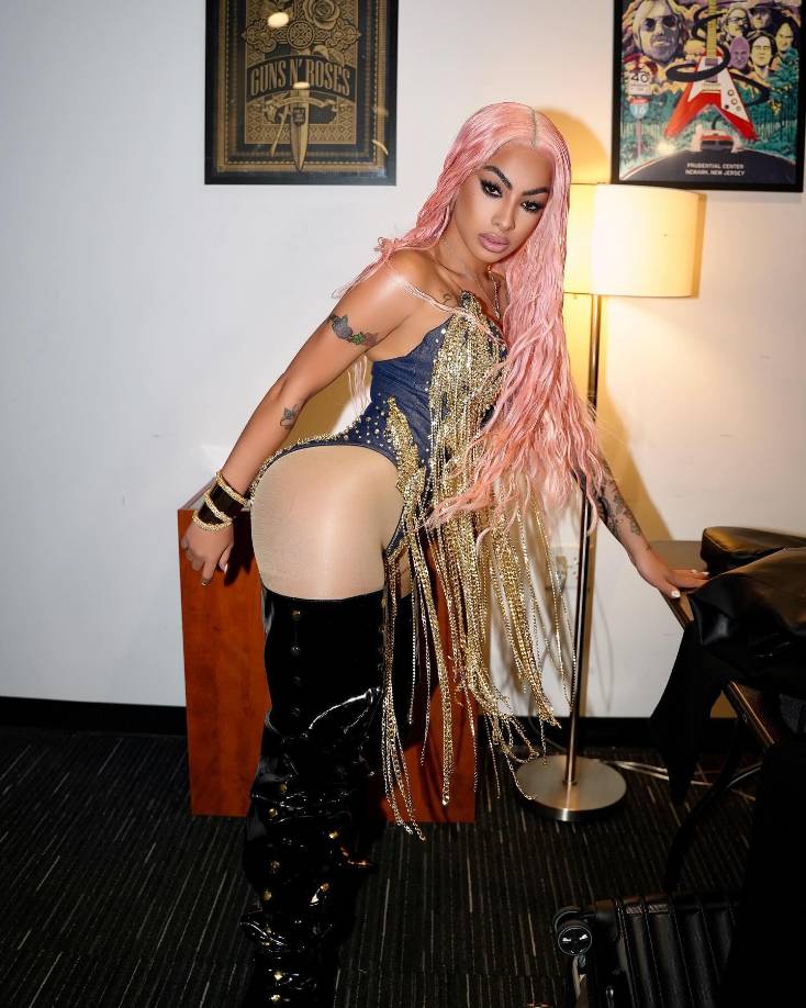 Unas horas antes de comenzar con su transmisión, la ex de <b>Anuel</b> que ha estado enviándole indirectas a <b>Laury Saaveedra</b>, compartió en sus Stories una foto donde se le veía con varias fajas en el rostro demostrando que nuevamente pisó el quirófano. 