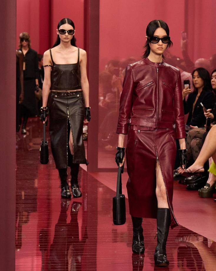 Los conjuntos de faldas tubo de cuero con abertura frontal combinadas con botas fueron de las más admiradas.