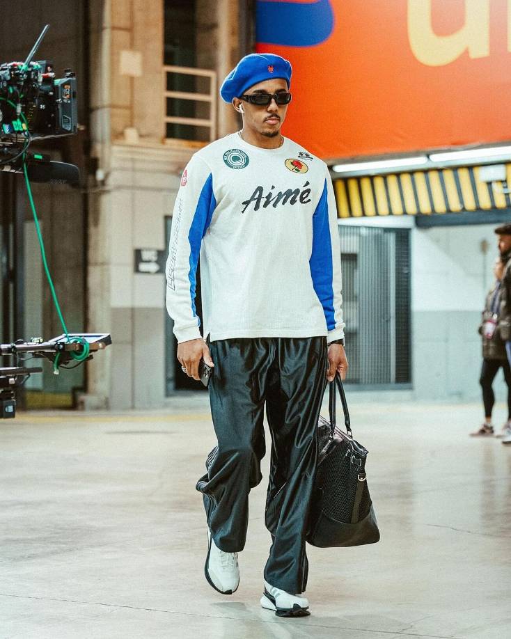 El futbolista de 25 no solo ha sido reconocido por su desempeño en los estadios, desde su paso en el futbol español con Sevilla y Barcelona, sino también por los elegantes y atrevidos outfits en las pasarelas o la manera de mostrarse en redes sociales. 