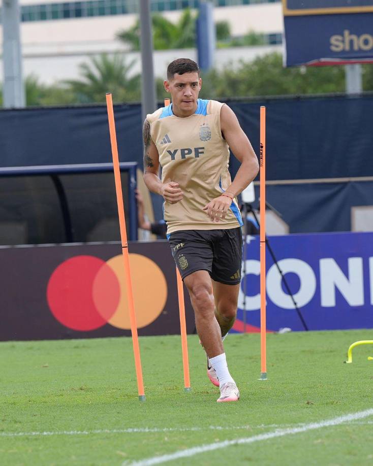 Defensas: Nahuel Molina apunta para ser uno de los elegidos en el equipo inicial ante Ecuador.