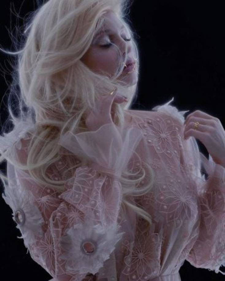 Durante su entrevista la fundadora de Kylie Cosmetics habló sobre su costumbre de estar bajo el constante escrutinio público. 'No sé cómo es no estar en el ojo público', compartió. 'Eso es normal para mí. No hay nada que pueda hacer al respecto. Hay tantas cosas tan geniales sobre la vida, solo trato de enfocarme en eso'.<br/>