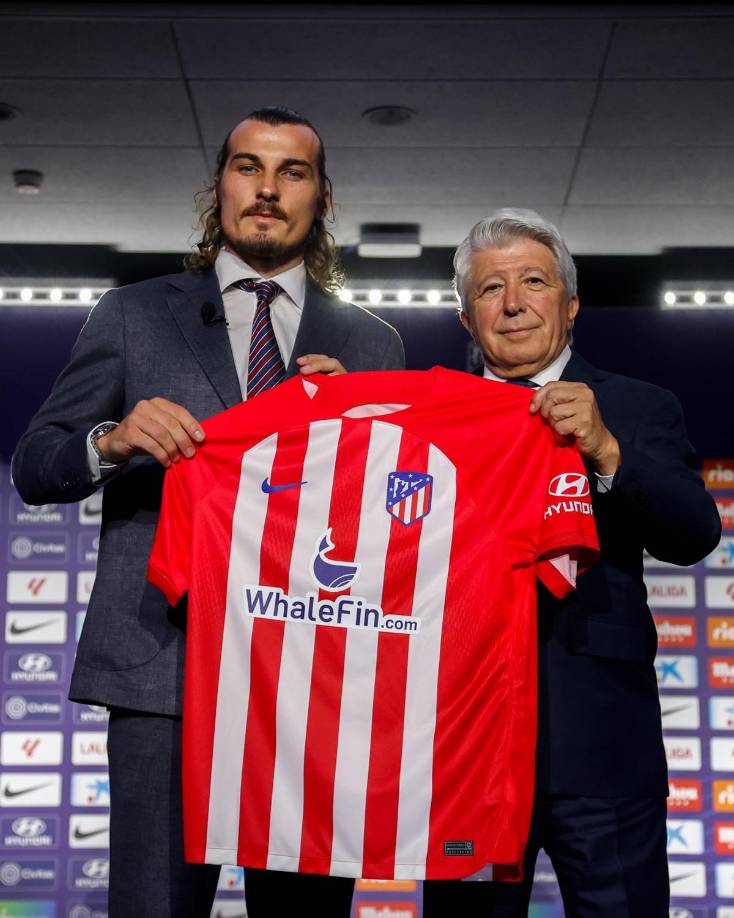 Caglar Soyuncu fue presentado este jueves como nuevo defensa del Atlético de Madrid por las cuatro próximas temporadas. El turco expresó un motivo por encima de todos, el entrenador Diego Simeone, para elegir el conjunto rojiblanco por delante de otros equipos y recordó que era un “fan” de Arda Turan y de lo que hizo en este equipo, entre 2011 y 2015.