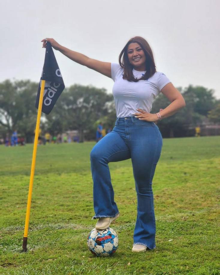 La periodista hondureña Milagro Flores robó miradas y suspiros en el evento de New Orleans Cup en el que fue invitada especial.