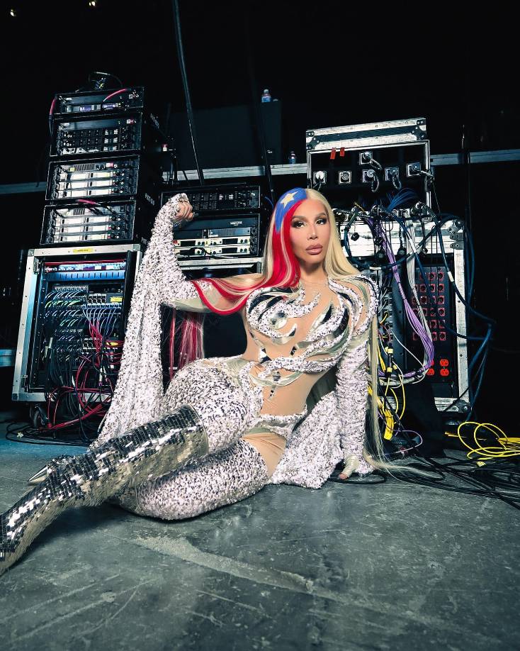 Fue su colega y amigo Yandel el encargado de anunciar y entregar el premio a la cantante puertorriqueña, quien es una artista que se ha labrado una carrera y ha mantenido su relevancia a través del tiempo. “Es una gran noche para mí y para los míos dentro de un género que me ha enseñado muchas cosas, y una de las más grandes cosas es el no vender mi esencia, el mantenerme firme a pesar de las miles de piedras que pudieran poner en mi camino desde los inicios”, dijo al aceptar su premio.