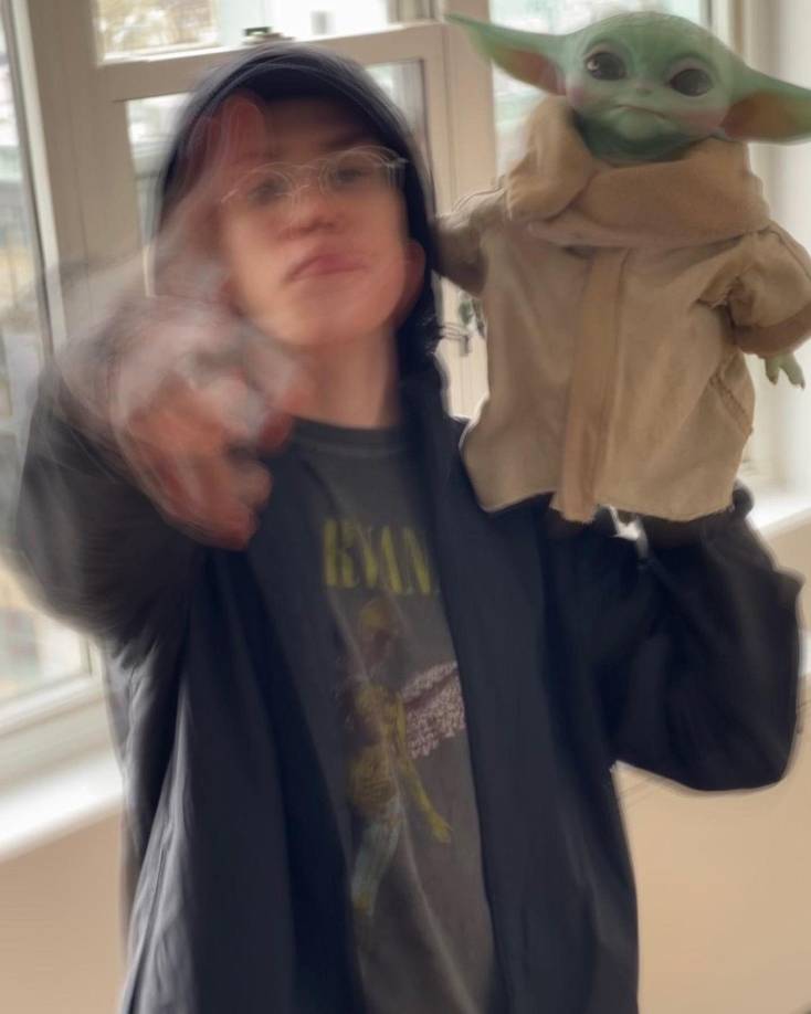 El hijo de los boricuas no suele describir sus fotografías, pero en esta que publicó junto a un muñeco de Baby Yoda, personaje de Star Wars, escribió “With my nephew” (junto a mi sobrino).