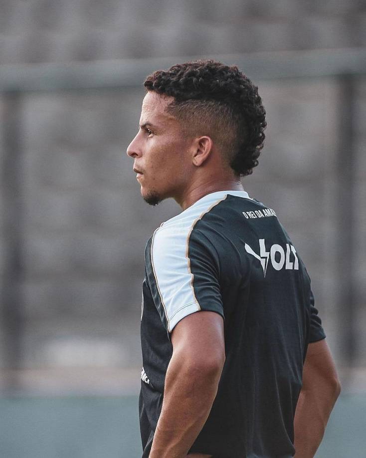 El trágico asesinato del jugador de 22 años ocurrió cuando éste se encontraba con Flávio Jesus de Souza, amigo del deportista, sentados tras jugar un partido. 