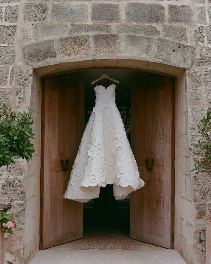 Como en toda boda, el vestido de la novia no pasó desapercibido; para su día especial, Joey King eligió a Oscar de la Renta para los tres vestidos que uso en la ceremonia y en la recepción.