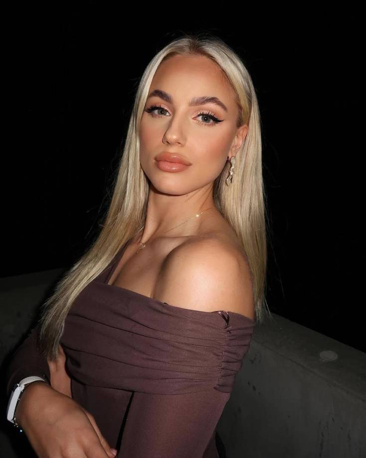 Ana Maria Markovic nació en Suiza, pero representa a Croacia e idolatra a Luka Modric, aunque su jugador favorito es Cristiano Ronaldo, ya que admira su disciplina. 