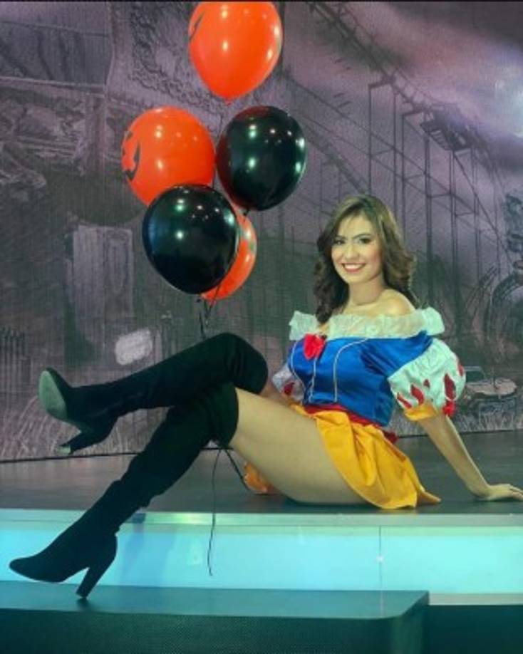 La presentadora acompañó las fotos con un mensaje: ' ALEJANDRA BLANCA NIEVES RUBIO'.