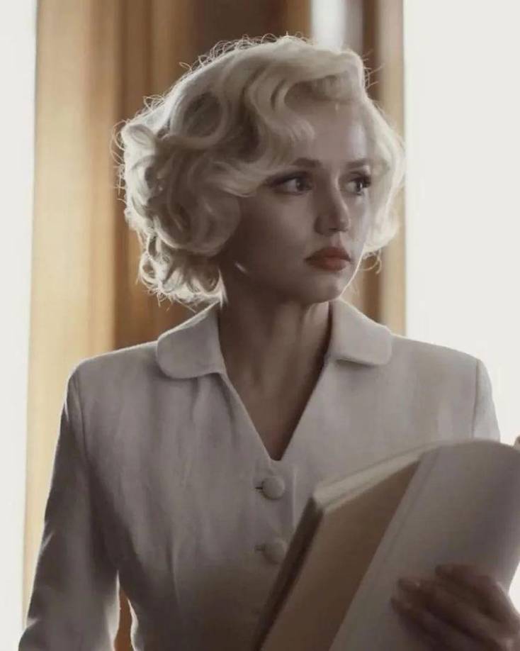 “Reimagina audazmente la vida de uno de los íconos más perdurables de Hollywood, Marilyn Monroe. Desde su volátil infancia como Norma Jeane, pasando por su ascenso al estrellato y sus enredos románticos, Blonde desdibuja las líneas de la realidad y la ficción para explorar la división cada vez mayor entre su yo público y privado”, reza la sinopsis oficial del filme, disponible en la plataforma el 23 de seprtiembre.