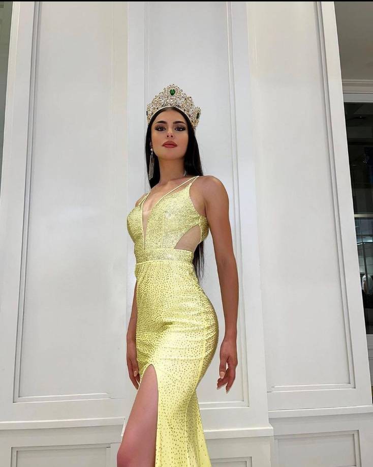 Por lo que candidatas provenientes de diferentes países del mundo se reúnen cada año en el país sede para competir por la corona. 