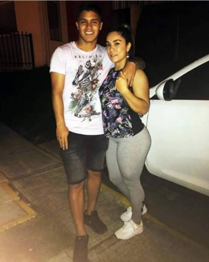 Cualquiera que los vea juntos pensará que son pareja pero no, es ni más ni menos que el ‘Cucho’ Hernández y su agraciada madre. Janeth Suárez tuvo a Juan Camilo a los 14 años y eso lo explica todo.