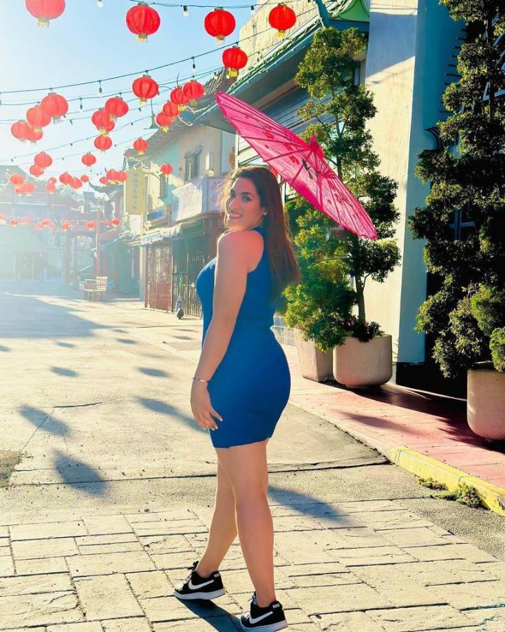 Carolina luce muy sonriente y esbelta. 