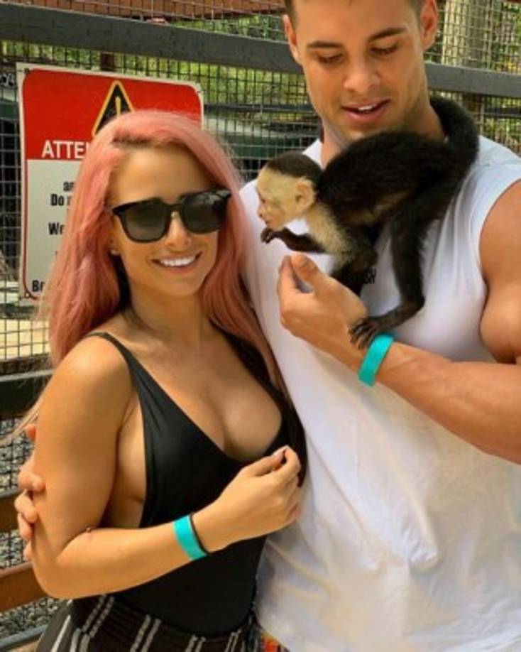 Una de las actividades que más disfrutan es tomarse fotografías con los monos cara blanca.