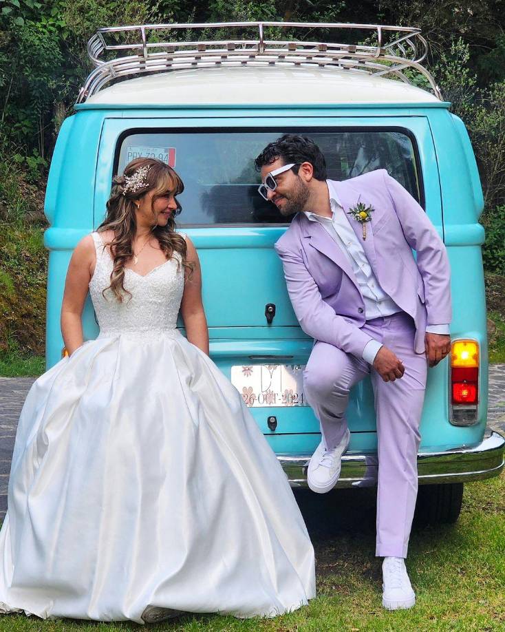 De acuerdo con la revista ‘Chic Magazine’, el vestido de Daniela Luján proviene de la tienda Klent Bridal, conocida por sus diseños únicos por lo que cada pieza tiene un valor específico dependiendo de los detalles y ajustes requeridos. Por su parte, el ahora esposo de la protagonista de la telenovela de “Luz Clarita” portó un traje en color lila con camisa y tenis blancos; no portaba corbata y en la solapa utilizó un bouquet de flores.